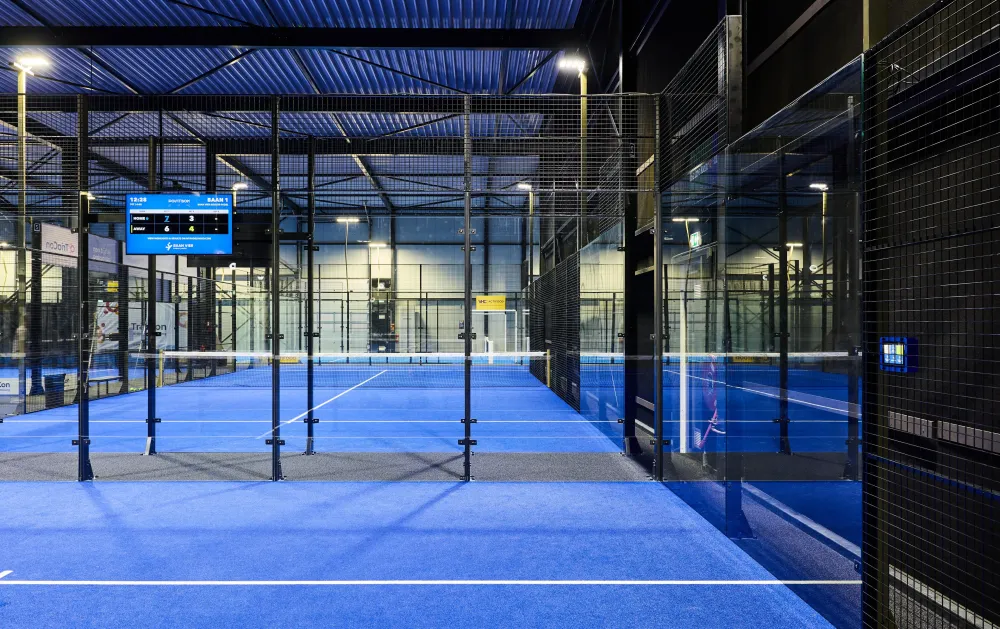 Padelbaan met het complete Pointbox-systeem: scorebord, HD-camera en bedieningspaneel