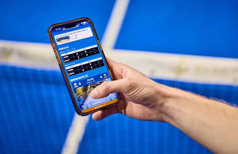 Speler bekijkt uitslagen en highlights op mypadelvideo.com op zijn telefoon