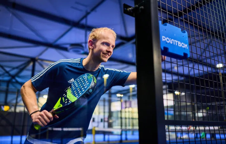 Speler start de wedstrijd op het touchscreen naast de baan