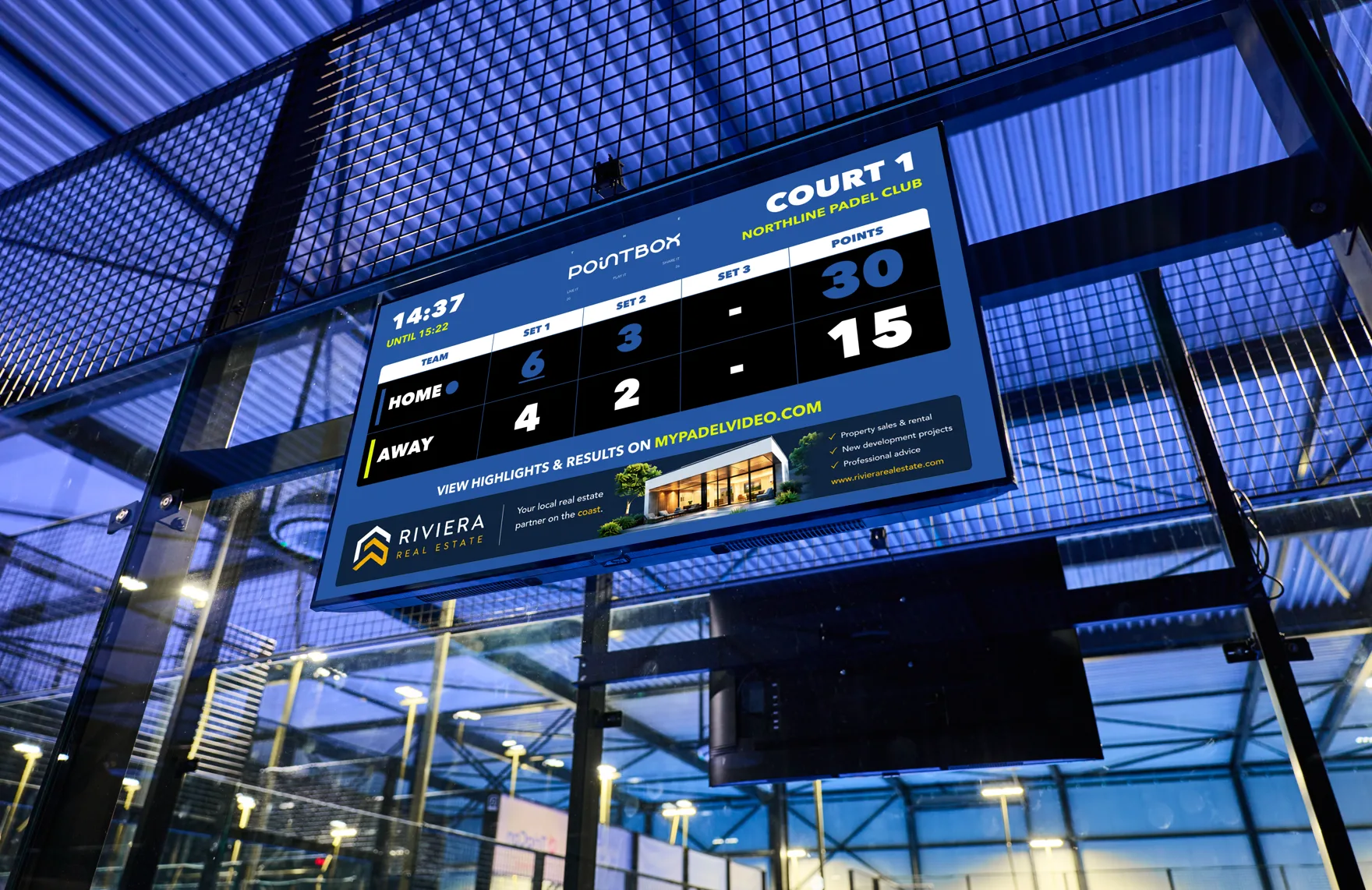 Het 50″ scherm achter de baan met een sponsorbanner onder de live score